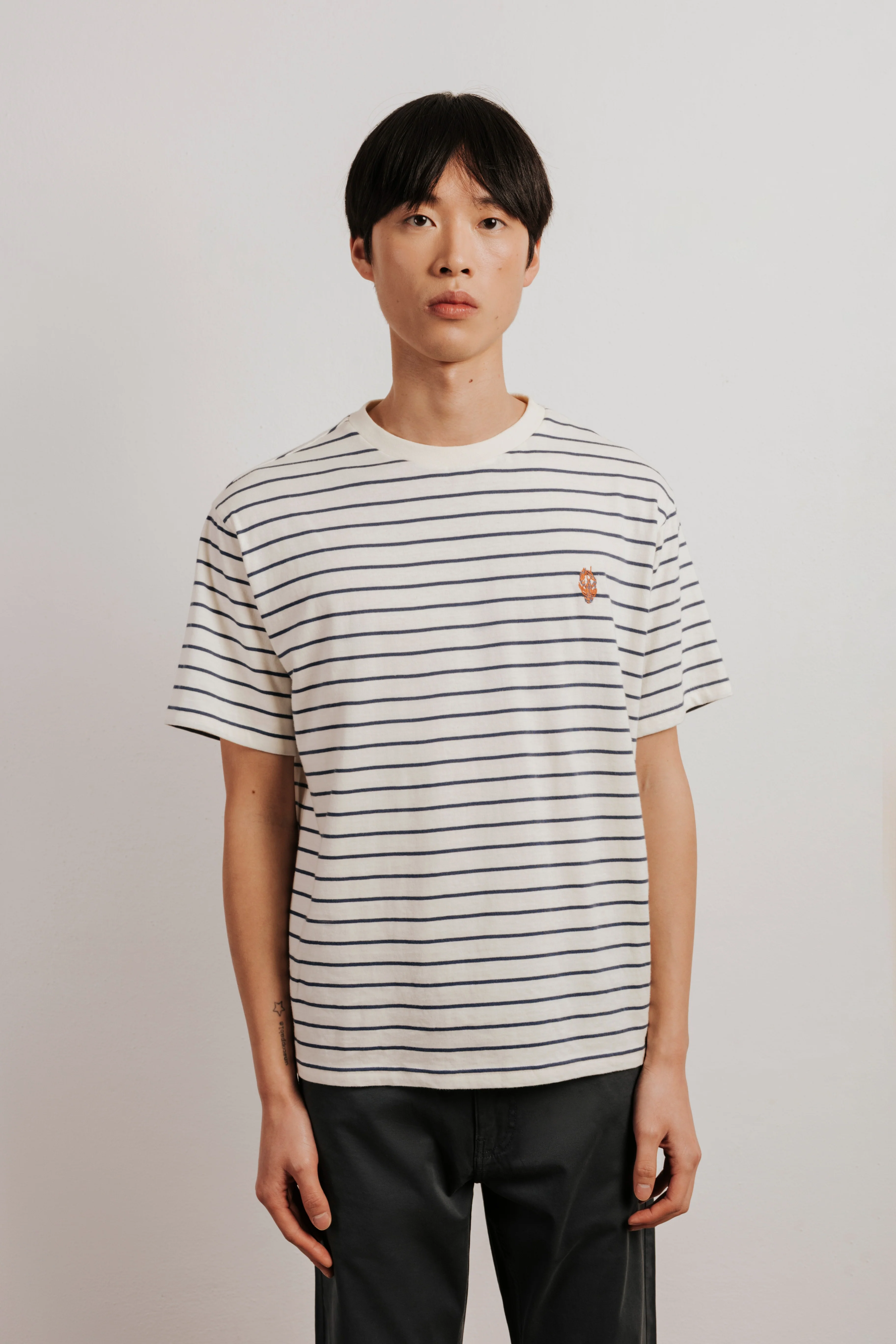 Camiseta confort rayas bordado